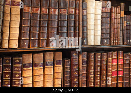 Livres reliés en cuir dans la bibliothèque de la cathédrale, la cathédrale de Wells, Somerset Banque D'Images