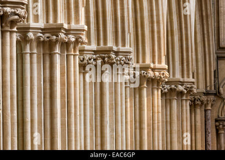 Arcades et colonnes dans la cathédrale de Wells, Somerset Banque D'Images