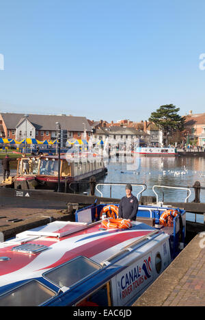 Bateaux dans le canal étroit Bassin, Stratford upon Avon, Warwickshire, Angleterre, Royaume-Uni Banque D'Images