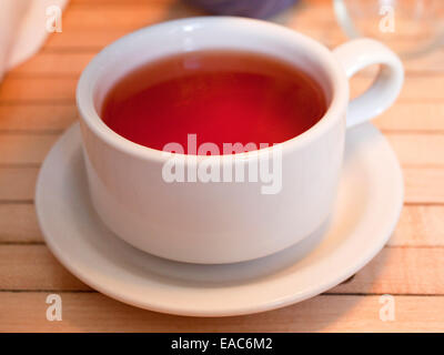 Détail pleine tasse de thé sur la table en bois Banque D'Images