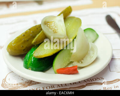 Assiette de pickles deli Banque D'Images