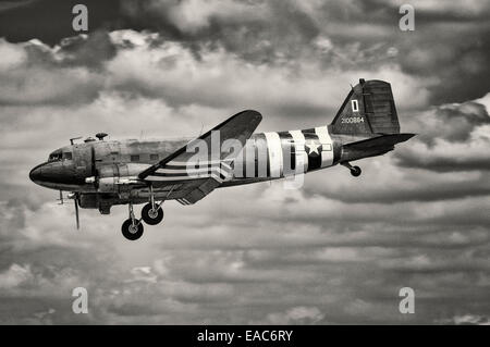 USAAF Douglas C 47 Dakota noir et blanc portant des rayures d'invasion de jour D. Vue latérale de l'avion comme il atterrit Banque D'Images