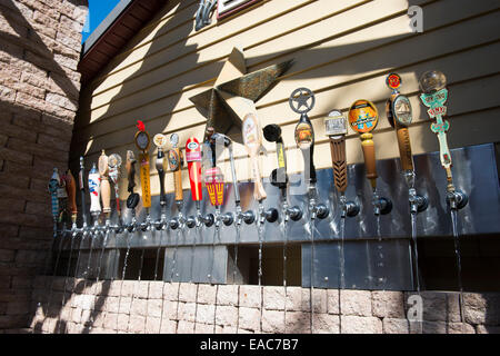 Une bière sur fontaine dans la cour d'Ava's Pizzeria à Saint Michaels, Maryland USA Banque D'Images