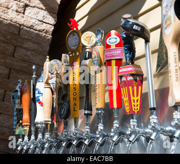 Une bière sur fontaine dans la cour d'Ava's Pizzeria à Saint Michaels, Maryland USA Banque D'Images