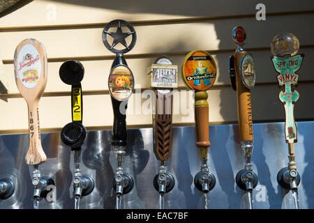 Une bière sur fontaine dans la cour d'Ava's Pizzeria à Saint Michaels, Maryland USA Banque D'Images