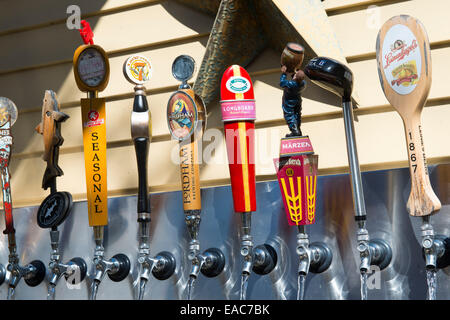 Une bière sur fontaine dans la cour d'Ava's Pizzeria à Saint Michaels, Maryland USA Banque D'Images