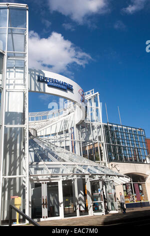 L'architecture moderne de verre et d'acier du centre commercial Buttermarket dans le centre-ville d'Ipswich, Suffolk, Angleterre Banque D'Images