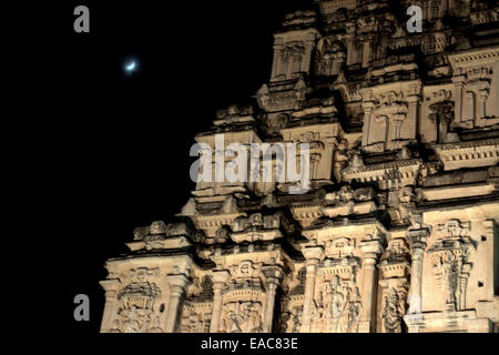 Temple Virupaksha la nuit avec lune, à Hampi, Karnataka, Inde du Sud, Site du patrimoine mondial de l'UNESCO. Banque D'Images