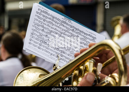 Homme jouant de la trompette instrument de cuivre à Juarez marching music au Carnaval del Pueblo London England Banque D'Images