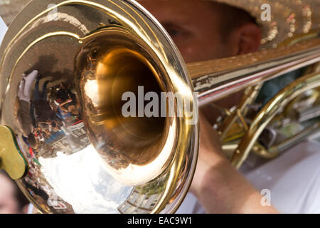 L'homme jouant un instrument de cuivre trombone marchant au Carnaval del Pueblo London England Banque D'Images