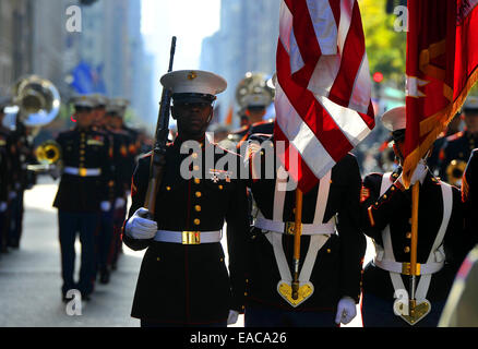 New York, USA. 11Th Nov, 2014. Les gens prennent part à un défilé des anciens combattants à New York, États-Unis, le 11 novembre 2014. Credit : Wang Lei/Xinhua/Alamy Live News Banque D'Images