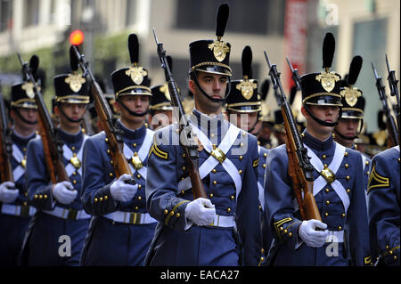 New York, USA. 11Th Nov, 2014. Les gens prennent part à un défilé des anciens combattants à New York, États-Unis, le 11 novembre 2014. Credit : Wang Lei/Xinhua/Alamy Live News Banque D'Images