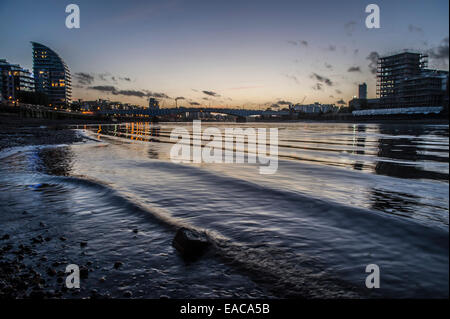 Gental vagues sur la Tamise à Londres et appartements reflète dans la Tamise dans le centre de Londres Banque D'Images