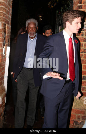 Oxford, UK. 11 novembre, 2014. Morgan Freeman en laissant l'Oxford Union après son discours. Photographe étudiant tente d'arrêter de prendre des photos. Credit : Pete Lusabia/Alamy Live News Banque D'Images