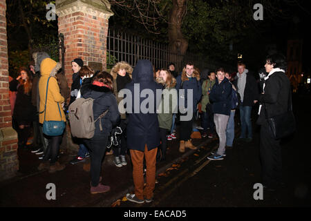 Oxford, UK. 11 novembre, 2014. Les élèves d'attente afin de voir Morgan Freeman, célèbre acteur américain, un discours à l'Oxford Union. Credit : Pete Lusabia/Alamy Live News Banque D'Images