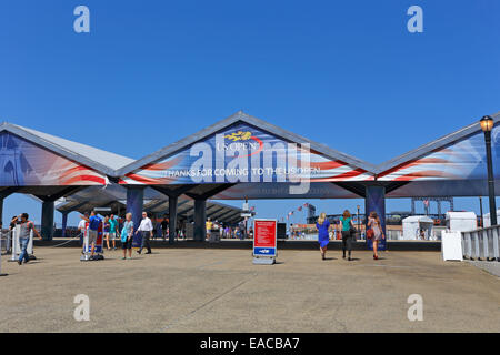 Tennis fans entrer dans un centre de tennis de l'US Open de Flushing Meadows Queens NY Banque D'Images