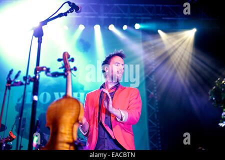 Glasgow, Ecosse, Royaume-Uni. 11Th Nov, 2014. Groupe folk anglais à effectuer chorégraphiques *Glasgow Royal Concert Hall le mardi 11 novembre 2014 - Jon Boden Crédit : John Graham/Alamy Live News Banque D'Images