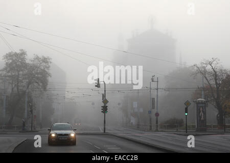 Matin brouillard couvrant l'église baroque de saint Ignace de Loyola dans la place Charles à Prague, République tchèque. Banque D'Images