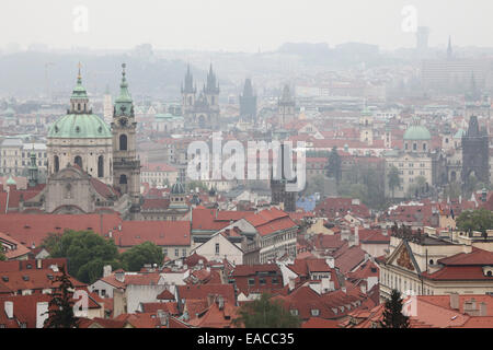 L''Église Saint-Nicolas à Mala Strana et l'église Tyn à la place de la vieille ville vue de la colline de Petrin, à Prague, République tchèque. Banque D'Images