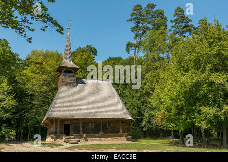 Église en bois traditionnelle roumaine dans la forêt Banque D'Images