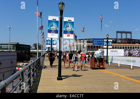 Tennis fans entrer dans un centre de tennis de l'US Open de Flushing Meadows Queens NY Banque D'Images