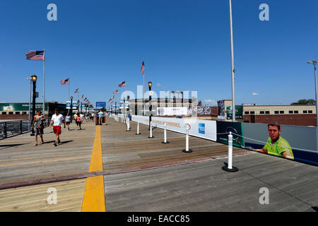 Tennis fans entrer dans un centre de tennis de l'US Open de Flushing Meadows Queens NY Banque D'Images