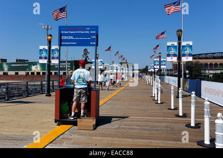 Tennis fans entrer dans un centre de tennis de l'US Open de Flushing Meadows Queens NY Banque D'Images