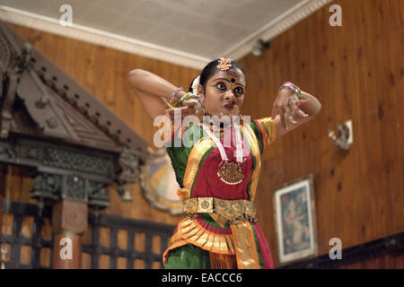 Woman performing traditional south Indian kerala dance (danse classique indienne) dans le théâtre de fort Kochi pendant Onam. Banque D'Images