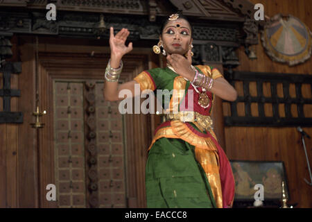 Woman performing traditional south Indian kerala dance (danse classique indienne) dans le théâtre de fort Kochi pendant Onam. Banque D'Images