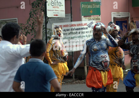 Puli Kali (Pulikkali), ou tiger jouer, une danse folklorique art de Kerala, Inde effectué pendant Onam, la récolte annuelle du festival. Banque D'Images