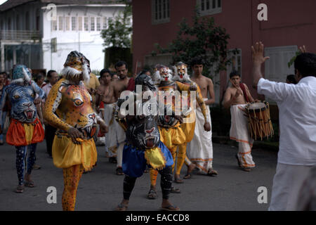 Puli Kali (Pulikkali), ou tiger jouer, une danse folklorique art de Kerala, Inde effectué pendant Onam, la récolte annuelle du festival. Banque D'Images