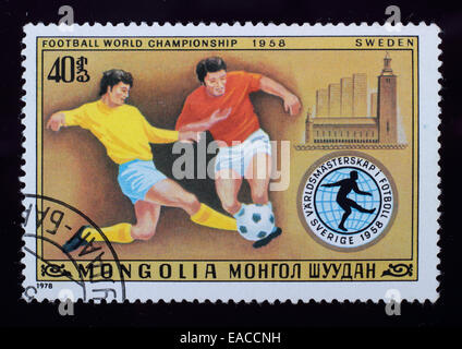 Mongolie - circa 1978 : un post de timbres en Mongolie l'image de l'affiche du Championnat du Monde de Football de 1958 en Suède, série pied Banque D'Images