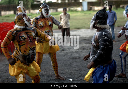 Puli Kali (Pulikkali), ou tiger jouer, une danse folklorique art de Kerala, Inde effectué pendant Onam, la récolte annuelle du festival. Banque D'Images