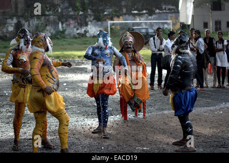 Puli Kali (Pulikkali), ou tiger jouer, une danse folklorique art de Kerala, Inde effectué pendant Onam, la récolte annuelle du festival. Banque D'Images