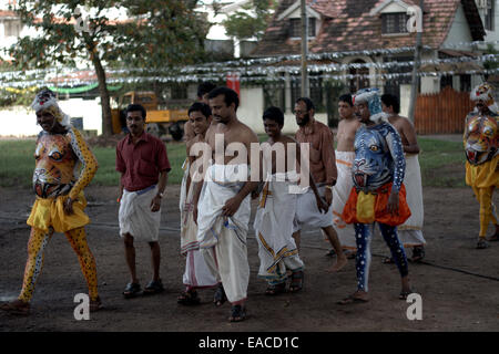 Puli Kali (Pulikkali), ou tiger jouer, une danse folklorique art de Kerala, Inde effectué pendant Onam, la récolte annuelle du festival. Banque D'Images