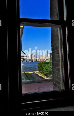 Vue de la tour et la partie basse de Manhattan à travers une fenêtre à Ellis Island Immigration Museum Banque D'Images