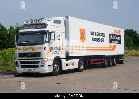 Une Volvo FH 520 'GLOBETROTTER XL' unité tracteur avec remorque dans Manfreight livery à Leicester, Leicestershire, Angleterre Banque D'Images