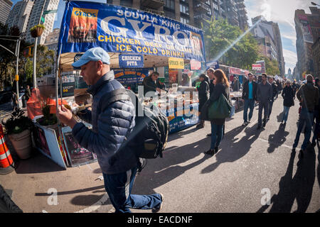 Gyros et autres aliments pour la vente à une foire de rue dans le quartier de Union Square, New York Banque D'Images