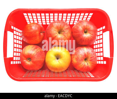 Pomme Rouge de fruits dans un panier isolated over white Banque D'Images