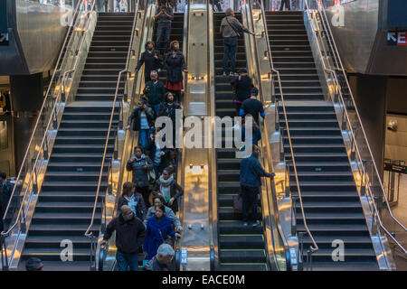 Les mordus du rail, les navetteurs et les curieux arrivent via escalator ensemble dans le nouveau centre de Fulton dans le Lower Manhattan à New York Banque D'Images