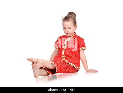 Fille européenne en chinois traditionnel dress sitting on floor Banque D'Images