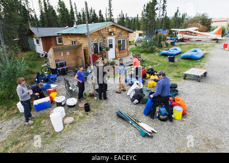 L'emballage pour le vol par l'intermédiaire de la chaîne de Brooks à la rivière Noatak, Alaska arctique ; Coldfoot, Alaska, USA Banque D'Images