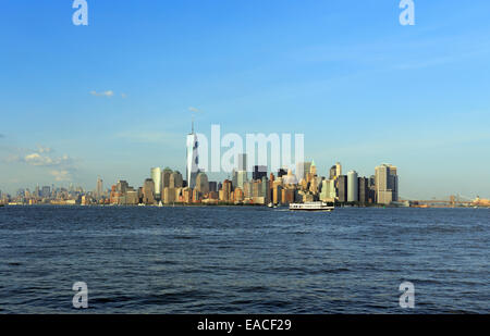 Vue de Manhattan et de la tour de la liberté à partir de ferry dans le port de New York Banque D'Images