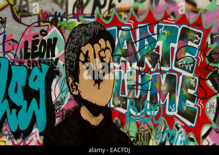 Street art Graffiti mur de Berlin caricature visage lettres Banque D'Images