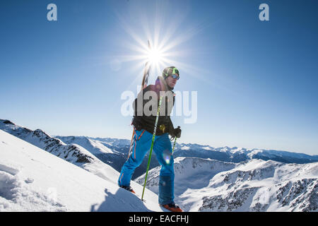 Promenade en montagne skieur Banque D'Images