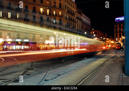 L'Italie, Lombardie, Milan Cadorna, Square at Night, Tramway Banque D'Images