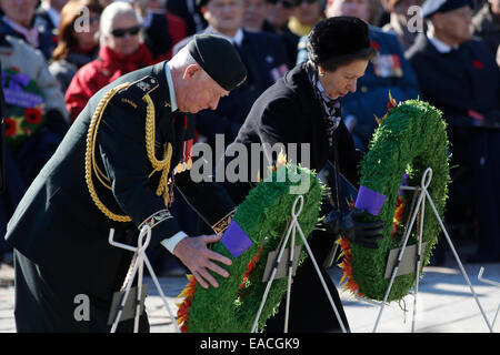 Ottawa, Canada. 11Th Nov, 2014. Le gouverneur général du Canada David Johnston (L'avant) et de la princesse Anne de déposer des couronnes au Monument national de guerre au cours de la cérémonie du Jour du Souvenir à Ottawa, Canada, le 11 novembre 2014. Le 11 novembre chaque année, les Canadiens à réfléchir sur et à honorer leurs anciens combattants et soldats tombés en portant un coquelicot et observant une minute de silence à la 11e minute de la 11e heure. La cérémonie de cette année à Ottawa a pris une importance accrue, et a attiré un plus large que d'habitude foule de spectateurs en raison du récent meurtre de deux soldats canadiens en sol canadien. © Xinhua/Alamy vivre Banque D'Images