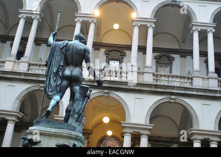 L'Italie, Lombardie, Milan, Académie d'Art Brera, Cour avec statue de Napoléon par Antonio Canova Banque D'Images