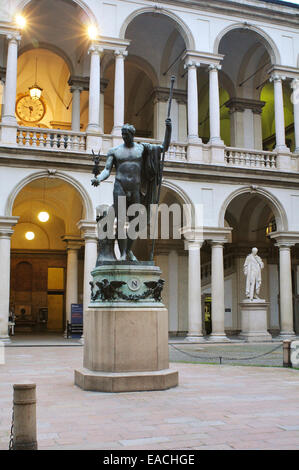 L'Italie, Lombardie, Milan, Académie d'Art Brera, Cour avec statue de Napoléon par Antonio Canova Banque D'Images