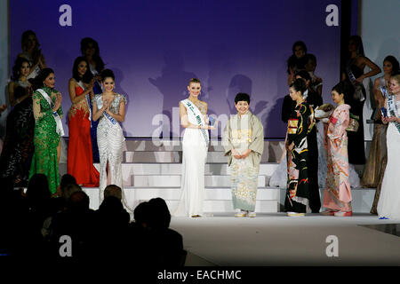 Tokyo, Japon. 11Th Nov, 2014. Miss Royaume-uni Victoria Charlotte Tooby. Miss Royaume-uni Victoria Charlotte Tooby remporte la 3ème dauphine de Miss International 2014 lors de la 54e 'concours de beauté Miss International 2014" le 11 novembre 2014 à Tokyo, Japon. Le concours réunit les femmes de plus de 65 pays et régions au Japon pour devenir de nouveaux "Ambassadeurs de bonne volonté de beauté' et aussi fait don d'argent pour les enfants défavorisés à travers le monde pensent que leur 'Mest Fonds International'. (Photo de Rodrigo Reyes Marin/AFLO) Banque D'Images